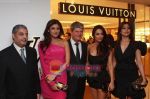 Shilpa Shetty, Malaika Arora Khan, Shamita Shetty at Louis Vuitton store opneing on 21st Jan 2010 (11).jpg